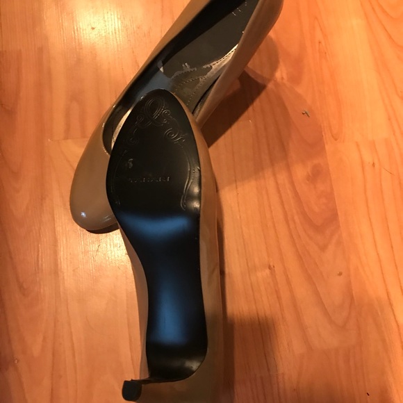Tahari heels - Picture 3 of 3
